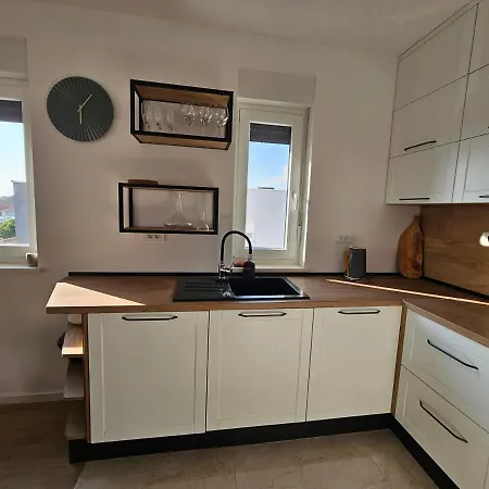 At Glance * Ζαντάρ